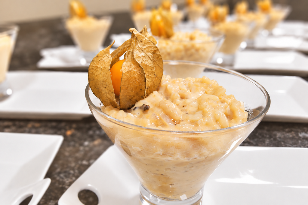 Arroz de doce de leite cremoso servido em taça individual